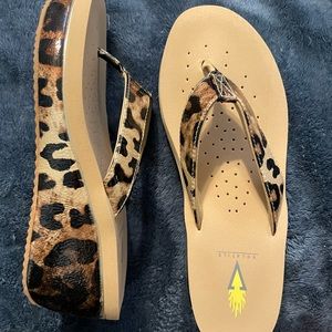 Volatile ladies sandals. Size 8. Brand new!!